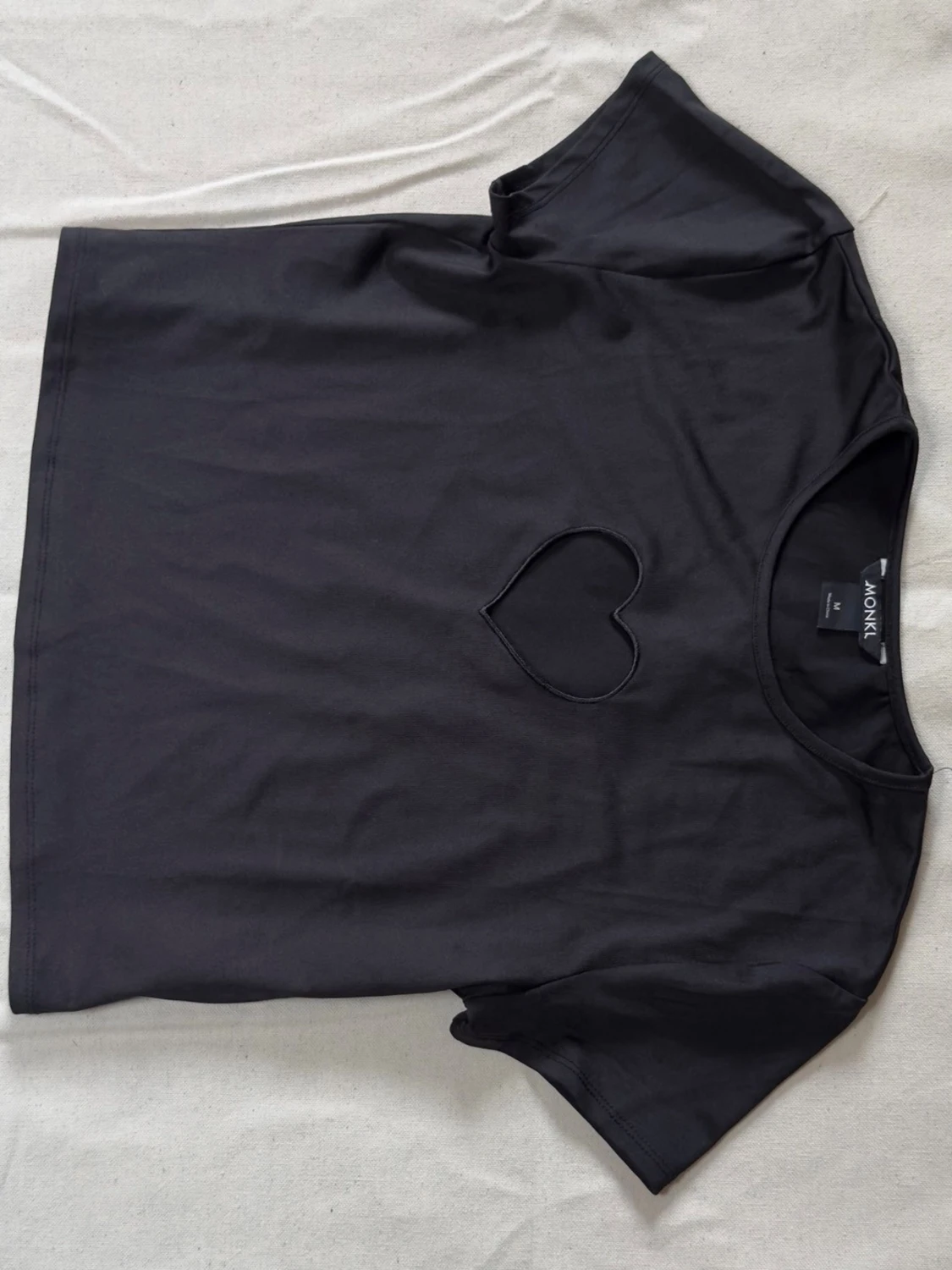 Svart t-shirt med hjärtdetalj Monki