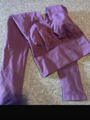 Lila sömlösa träningsbyxor  - I stretchigt material som sitter skönt mot kroppen och ger bra stöd. Perfekt för dig som gillar att träna i snygga och bekväma kläder.