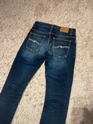 Nudie jeans modell grim tim med wash unik fade slim w28 L dry denim - Nudie jeans i modell grim tim som sitter slim. Har en riktigt snygg och unik fade. Mycket bra skick, utan några märkvärdiga defekter. Storlek w28 L 32. Postas samma dag som köp eller dagen därpå 🙌💯