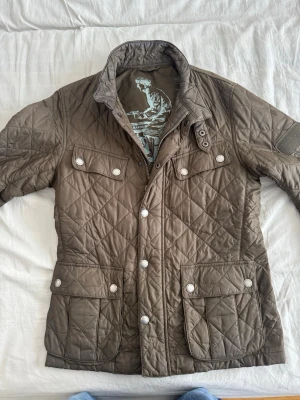 Barbour field jacket - Säljer en Barbour jacka i riktigt bra kvalité, använd lite förra hösten annars är den som nyskick. Hör gärna av er vid frågor
