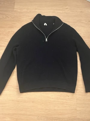 Navy stickad tröja med halv dragkedja - M