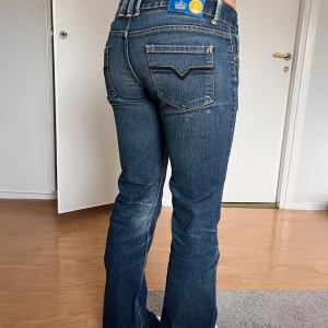 Lågmidjade bootcut jeans  - Säljer dessa as snygga Lågmidjade bootcut jeans. Hör av er för mer bilder och mått❤️