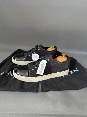 Lanvin navy blå - Inprincip helt nyskick, uk 8 vilket motsvarar 42-43, dustbags ingår, mörkblåa