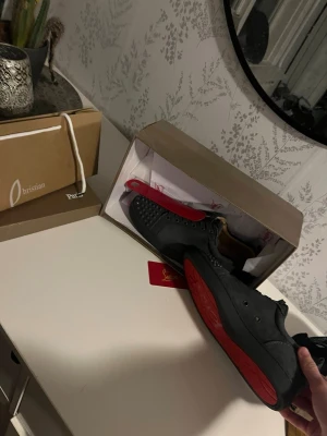 Gråa Loubs - Säljer det här då jag köpte för liten storlek dom är helt nya använda en gång inget kvitto men boxen. Pris kan diskuteras vid snabbt köp 