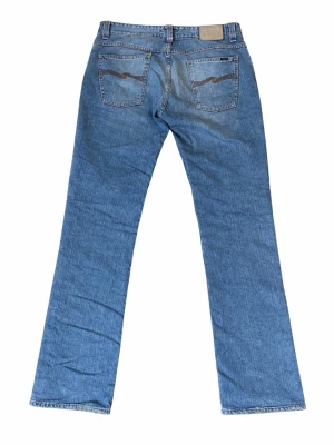 Blå Nudie Jeans bootcut Ola - Snygga nudie jeans me bootcut! Kan vara  modellen (bootcut Ola) Sitter som w34