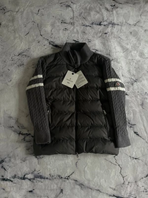 Snygg Cardigan  - En mycket fin aldrig använd cardigan jacka. Jackan köptes som present men kom aldrig till användning pga ingen användning.   Priset kan diskuteras!