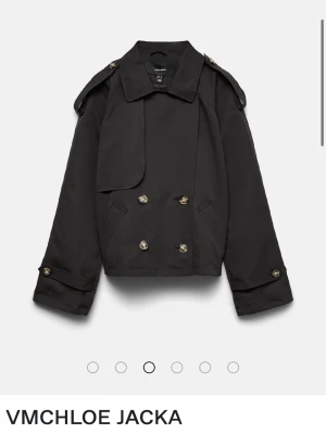 Svart kort trenchcoat från Vero Moda - Storlek XL, men själv har jag S och den passar. Endast använd 2 ggr. Skriv för bilder! 