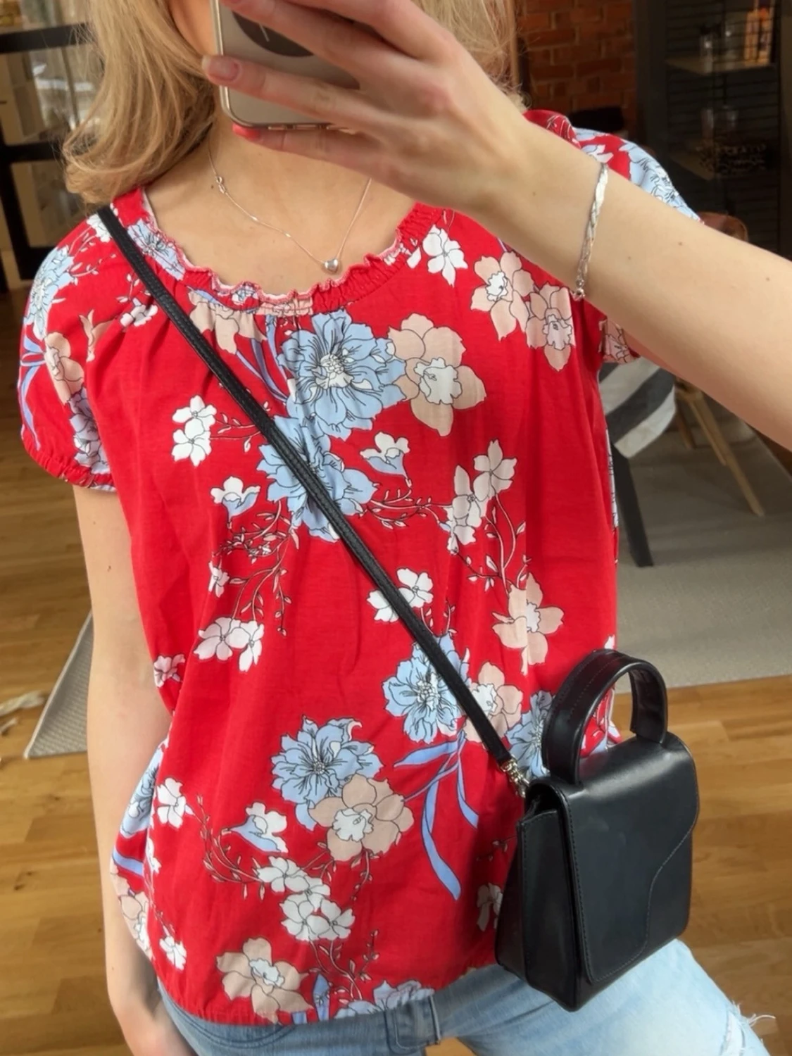 Röd blommig offshoulder blus - 1