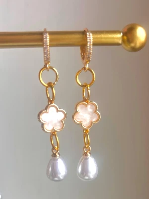 Örhängen  - Så vackra och unika handgjorda örhängen⭐️ Säljer 1 för 69kr och 2 för 109kr. Passa på nu när det är fri frakt!💕