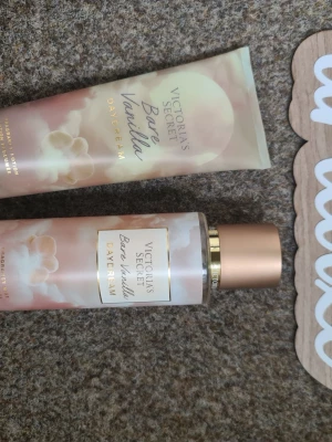 Bare Vanilla daydream set - Bodylotion och bodymist, helt nya och oanvända. Disskuterar ej pris