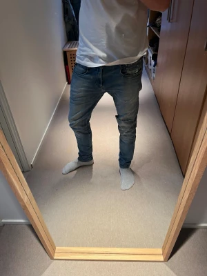 Replay anbass - Tjena säljer nu dessa riktigt feta replay anbass jeansen. Skicket är bra, ett hål vi knät 8/10 annars. Stoleken är w30, killen på bilden är 182 cm. Släng iväg ett dm för frågor! ✌🏼🍾