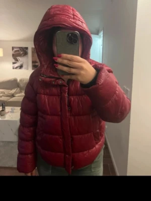 Superdry XP-D puffer jacket - Röd pufferjacka med huva ❤️ Superfin och varm – perfekt till höst/vinter  Sitter snyggt på och är bekväm  Storlek 46 Mycket bra skick  Säljer pga används inte längre