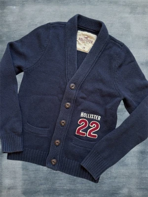 Cardigan - Hollister - En extremt snygg och bekväm cardigan av märket Hollister med ull i kompositionen! Storlek M, passar S! Hör av dig vid frågor!