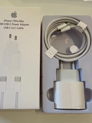 Apple USB-C laddare 20W med kabel - Säljer en original Apple USB-C Power Adapter på 20W tillsammans med en USB-C till USB-C kabel (1 meter). Perfekt för snabbladdning av iPhone 15 Pro Max eller andra enheter med USB-C. Färg: vit. Sladden är flätad för extra hållbarhet och adaptern har en kompakt design.