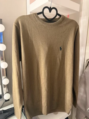 Ljus brun tröja från Ralph Lauren - Säljer min ljus bruna tröja från Ralph Lauren med rund halsringning och logga på bröstet