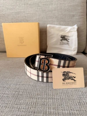 Bälte 110cm - Helt nytt och oanvänt bälte. Allt som syns på bilden ingår. Bältet är vändbart och kan användas på båda sidor