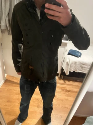 Mörkgrön jacka från G-Star RAW - Mörkgrön fieldjacket från g star raw. Super fint skick för har inte kommit till användning. Storlek Xs men skulle säga att den sitter mer som S, perfekt nu till våren också när de blir lite varmare.