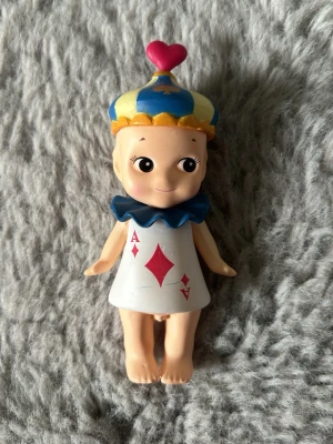 Sonny Angel wonderland ace of hearts - Söt samlarfigur från wonderland serien, inte äkta !!❣️kommer inte med lådan, pris kan diskuteras!