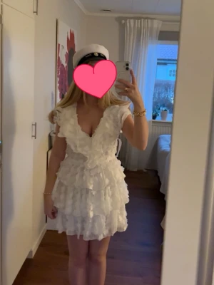 Student klänning Bubbleroom - Superfin vit kortklänning från Bubbleroom i storlek 34. Helt slutsåld på hemsida. Svarta bandet som kommer till skickar jag med såklart. Perfekt för student