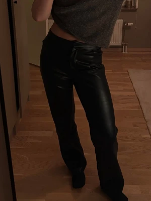 Rak skinnbyxor från NAKD - Jättefina raka skinnbyxor från NAKD! Fejkfickor bak och riktiga fickor fram. Så fina men kommer inte till användning.