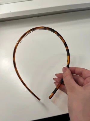 Klassiskt diadem 6 mm - Säljer denna diademet från glitter då den inte kommer till användning.