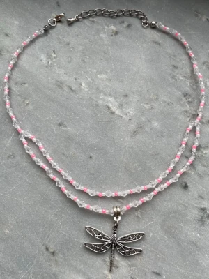 Halsband med trollslända - Halsband med pärlor och berlock, gjort av mig💕