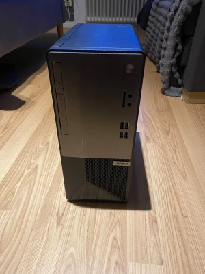 Lenovo V50t | i3 10100f | 16gb ddr4 | gtx 1650 | - Säljer en Lenovo V50t i bra skick. Chassi har små repor  men har bytt kylarpastan både till cpu och gpu så de har bra temperaturer. Perfekt till lättare spel i 1080p som Fortnite, Cs2, Gta V. För referens så får datorn ca 200fps i Fortnite på performance mode. 80-100fps i CS2 med höga inställningar.  Specifikationer: Cpu: Intel Core i3-10100F (4 kärnor / 8 trådar) (lite bättre än i7 7700 ), Gpu: GTX 1650 4GB, RAM: 16GB DDR4, Lagring: 500GB Kingston m.2 Nvme SSD, Operativsystem Windows 11 Home