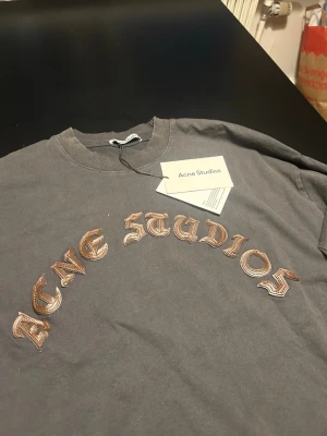Acne studios long sleeve - Tvär fet acne studios long sleeve. Använd 2 gånger men fortfarande i ny skick. 