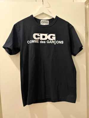 CDG Comme des Garçons T shirt - Size M - Sparsamt använd som ej passar mig längre.