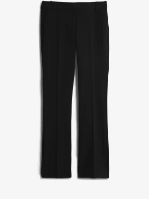 Svarta kostymbyxor från Bik Bok - Snygga svarta kostymbyxor från Bik Bok med raka ben och pressveck. Byxorna har hällor för skärp, sidofickor och stängs med dragkedja och hake. Perfekta för en clean och stilren look. Endast testade, nypris 599kr