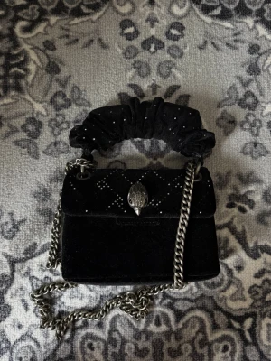 Kurt Geiger väska  - Snygg svart Kurt Geiger väska med stenar på, skriv för fler frågor 🫶🏼