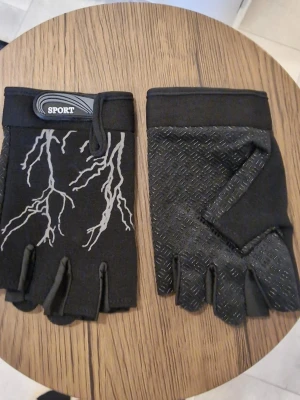 Handskar blixt - Handskar blixt. 10 cm bredd. Längd 16,5 cm. Akrylblandning.