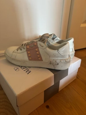 Valentino skor  - äljer mina Valentino’s då jag vill köpa ett par andra skor. Tyvärr så har tre utav nitarna gått av på insparken då någon trampade på dom. Jag tycker iallafall inte att det märks eftersom de ”döljs” av skosnörena. Det är även ett litet hål i skosulan. 💕💕