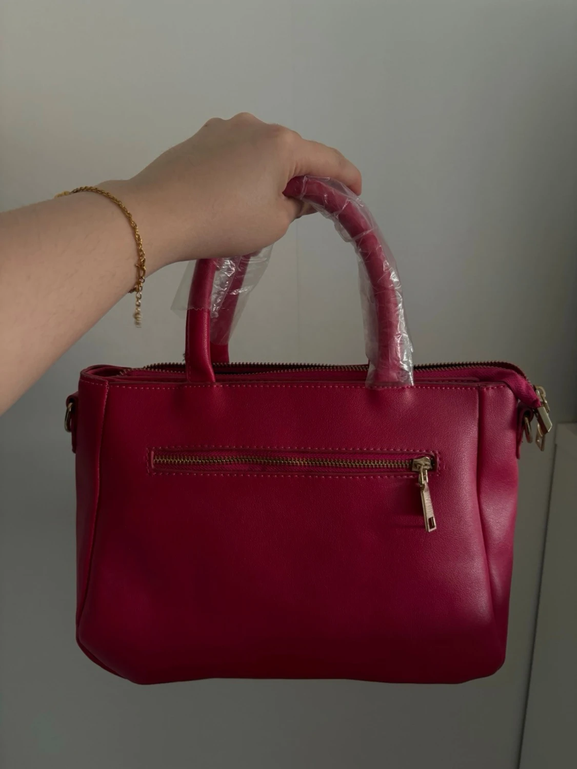 Rosa handväska med gulddetaljer - 4