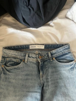 Ljusblå lowwaist raka jeans från Bershka - Ett par jättesnygga jeans från bershka som tyvärr är för små för mig. De är lite baggy egentligen men är för små. 