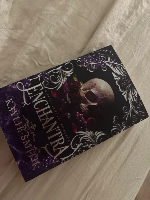 Enchantra av Kaylie Smith - Enchantra, fantasi romans med lite spicy i! Tyvärr aldrig läst då jag har tappat intresset av läsning