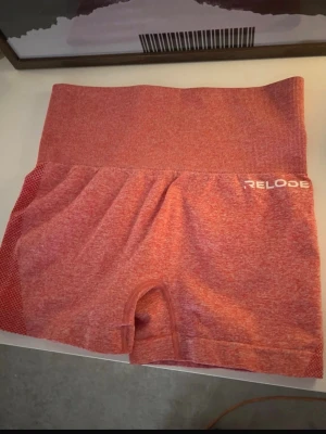 Rosa träningstights shorts från Relode - Säljer ett par rosa seamless träningstights shorts från Relode. Aldrig använd köpt för 500kr