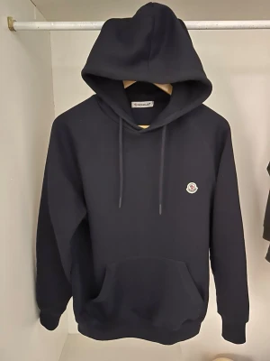 Svart hoodie från Moncler - Snygg svart hoodie från Moncler med klassisk huva och dragsnören. VET INTE RIKTIGT OM DEN ÄR ÄKTA FICK HOODIEN I PRESENT!