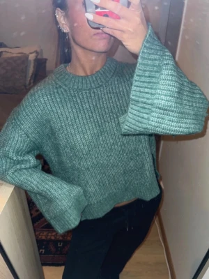 Stickad tröja - Jättesnygg grön stickad tröja med slits i ärmarna och på sidorna 💐💐💐