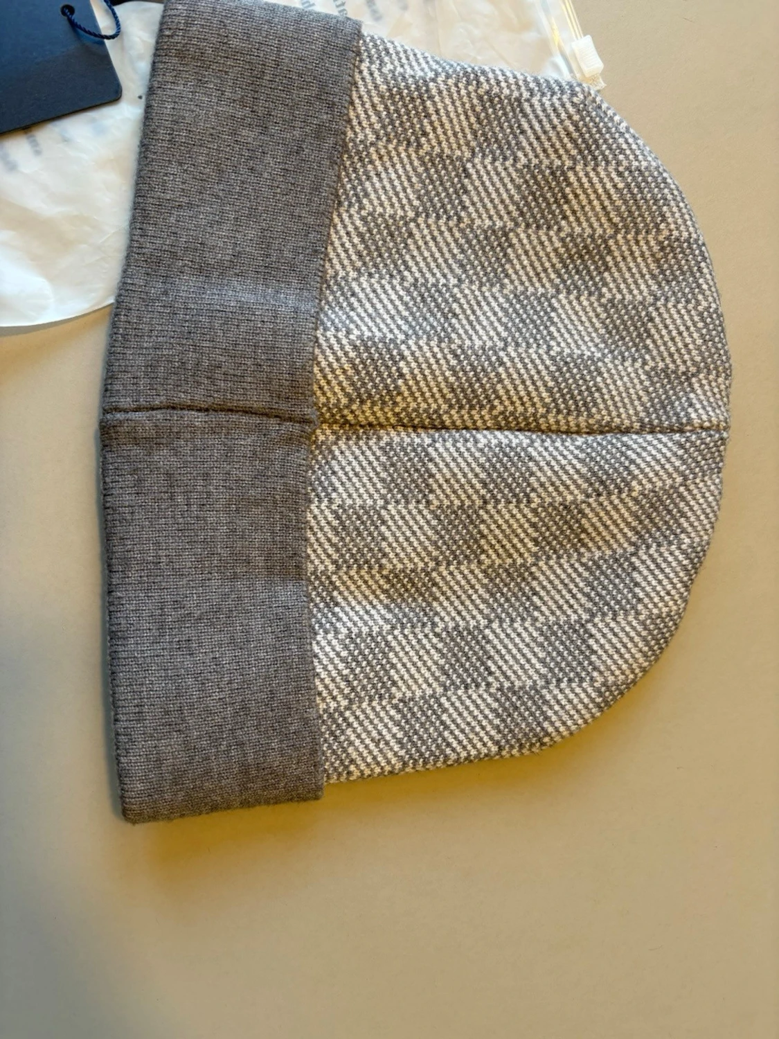 Grå mössa med rutmönster - 1