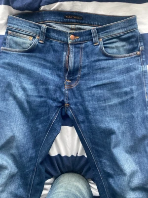 Feta nudie jeans - Tjo säljer ett par nudie jeans i W 31 L 30. Dom har en riktigt go fade som bara kommer bli bättre. Modellen är Thin fin som är en go tapered modell. Skriv för mått i cm, svarar alltid snabbt