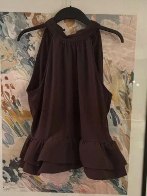 Brun volangtop med hög hals - super fin brun topp from gina tricot i storlek M, använd 2 gånger 
