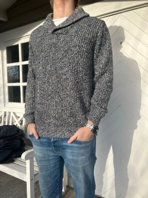 Stickad Tröja - Säljer nu denna snygga tröja från dressman! Tröjan har en sjalkrage som är riktigt snyggt! Tröjan är nyskick och aldrig använd! Modellen på bilden är 1,84 och väger 74kg. Tveka inte att höra av dig vid minsta fundering🤝👊
