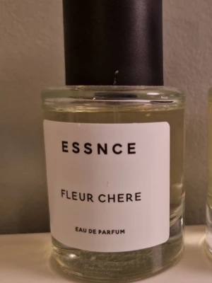 Essnce Fleur chere  - Som synes sparsamt använd.