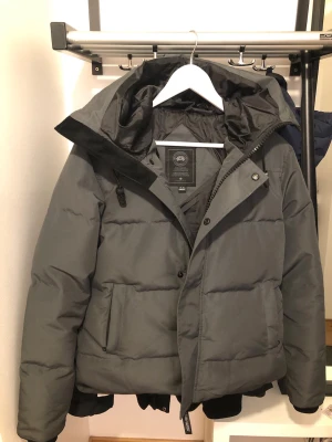Canada Goose Macmillan - Superfräsch canada goose jacka i Macmillan modell! Helt nyskick. Säljer endast för den var lite tight på mig. Storlek S men är lite mindre i storlek! 