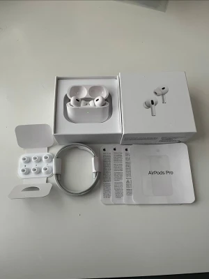 Apple AirPods Pro 2 - Apple AirPods Pro 2 trådlösa hörlurar med aktiv brusreducering  (ANC). De kommer med en USB-C laddare och extra silikon örontoppar i olika storlekar. Skriv om du har frågor 