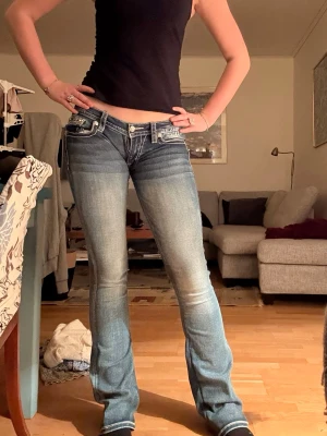Low waist miss me jeans  - Säljer minna jättefina miss me jeans, dom har otroliga detaljer och väldigt fina fickor som även går att använda. 💕💕Dom är 90cm i inerbenslängd och 38cm i midian. Jag har sytt som mer low waist själv men de är inte nått man märker av. 