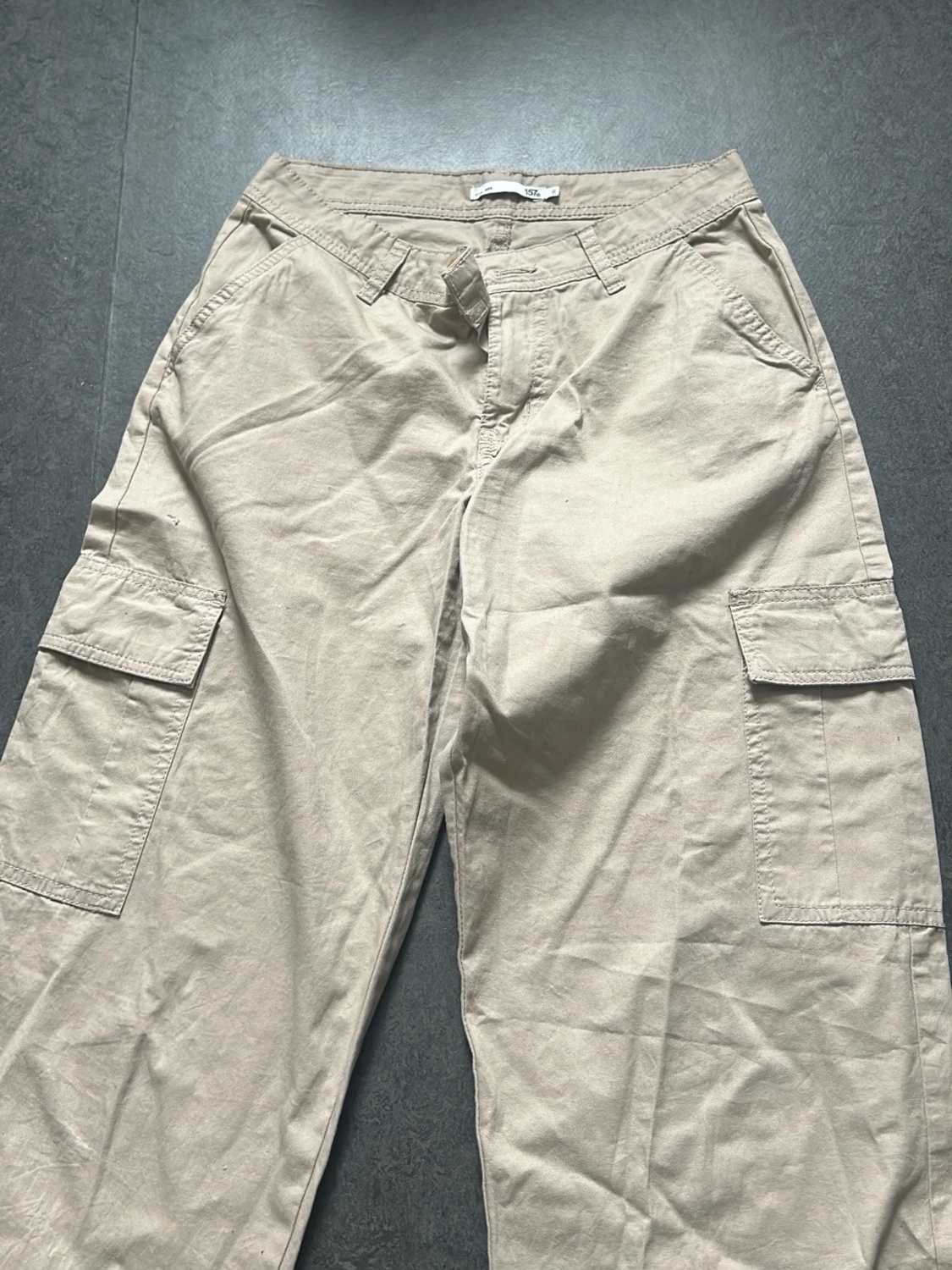 Beige cargobyxor med stora fickor - 2