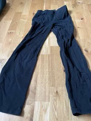 Svarta leggings från H&M - Säljer ett par svarta leggings från H&M i storlek 146. De har en klassisk, smal passform och är tillverkade i mjukt och stretchigt material som sitter skönt på kroppen. Perfekta till både oversized tröjor och crop tops.