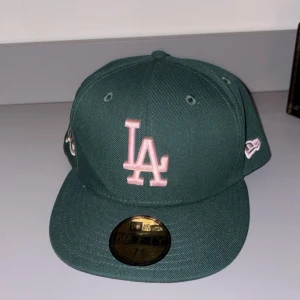 Grön LA Dodgers keps från New Era - Säljar denna snygga keps pågrund av att den är förstor mig mig, men jag har rätt litet huve. Den är splitter ny men pris kan diskuteras 